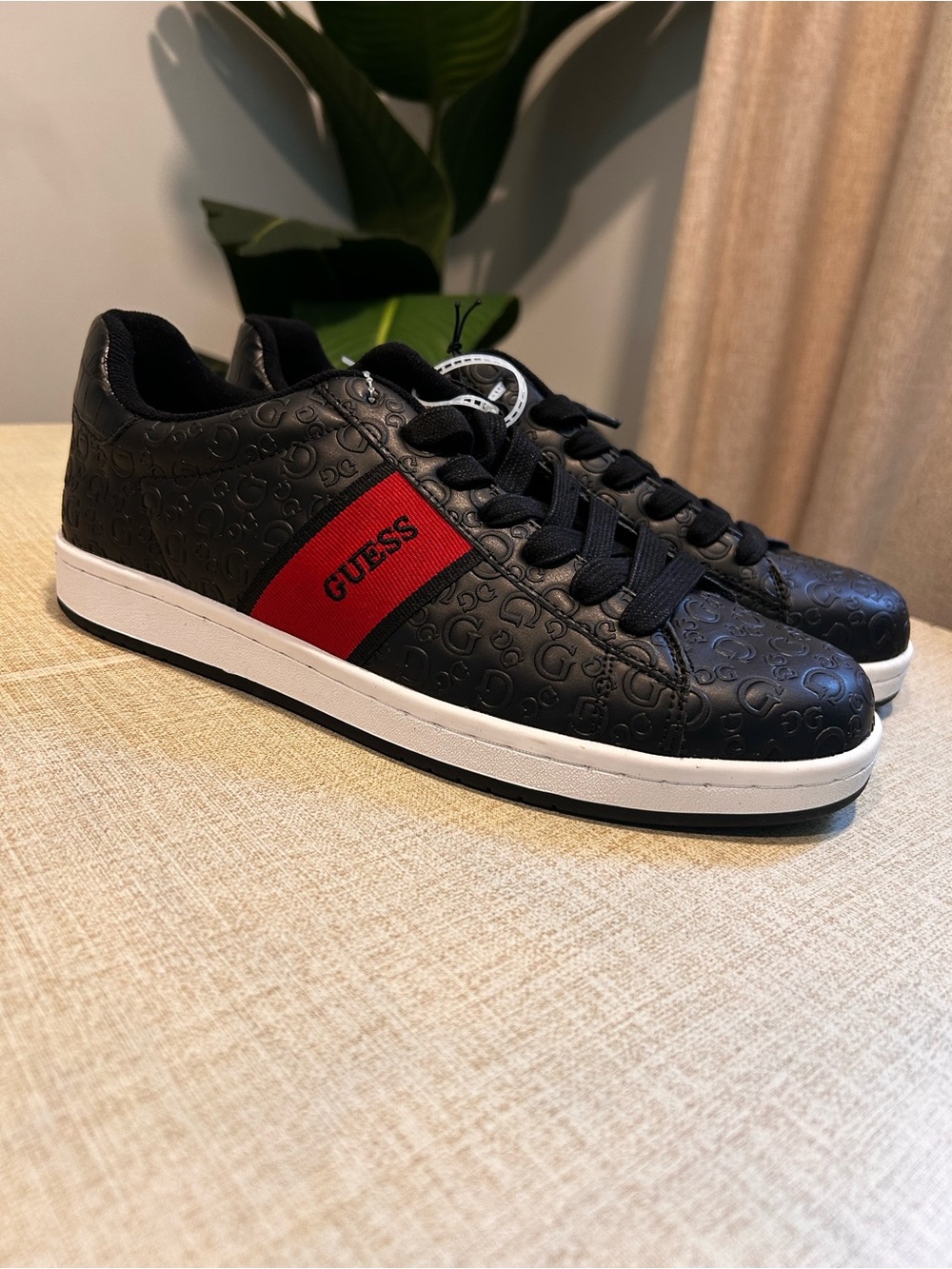 GUESS Men's Embossed Logo Sneakers Black Red GMLARITON8-R Size 9.5 New DS